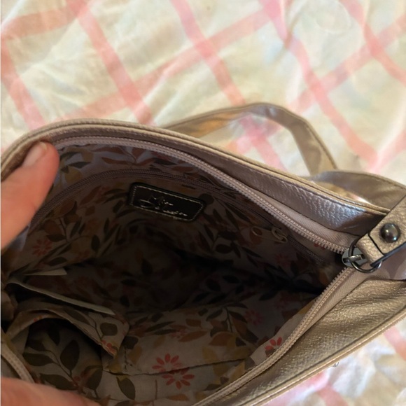 Metallic silver Mia DeLuca crossbody bag. - Picture 4 of 8